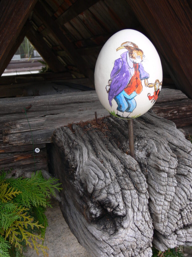 Bemaltes Osterei am geschmückten Osterbrunnen
